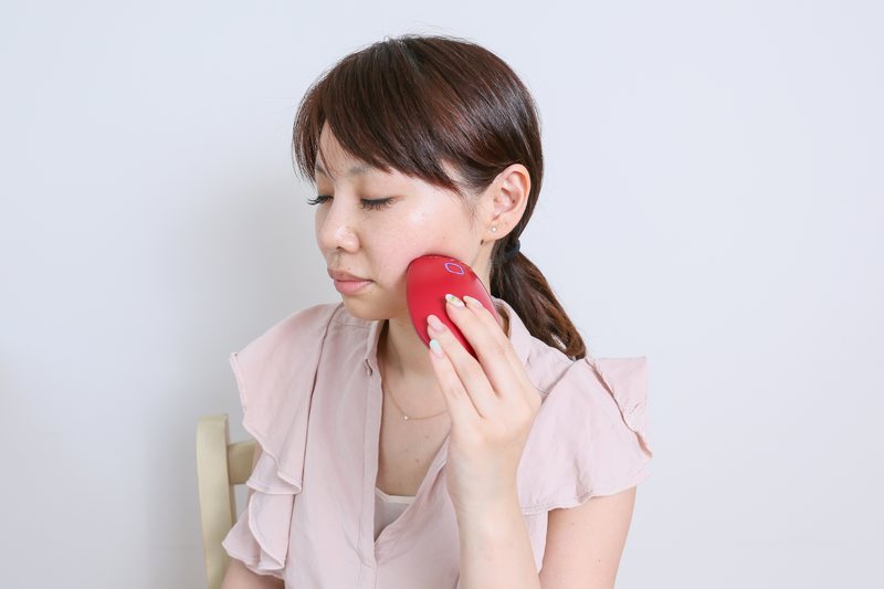 MNTの制作風景 10（商品を実際に手に取り、使って確かめている様子）
