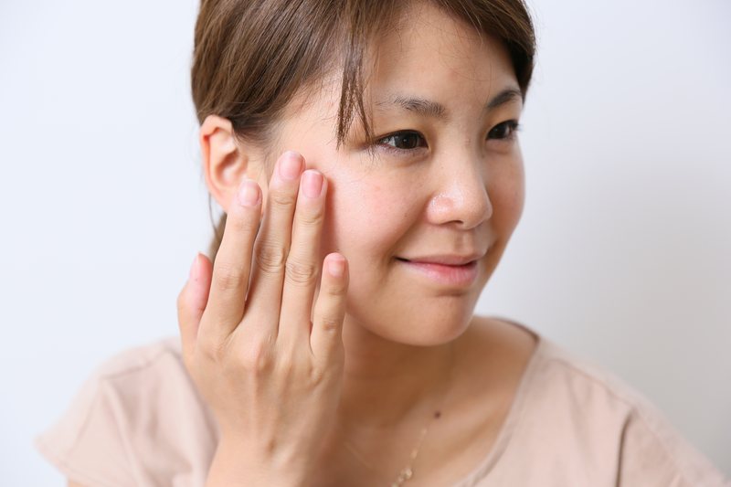 MNTの制作風景 12（商品を実際に手に取り、使って確かめている様子）