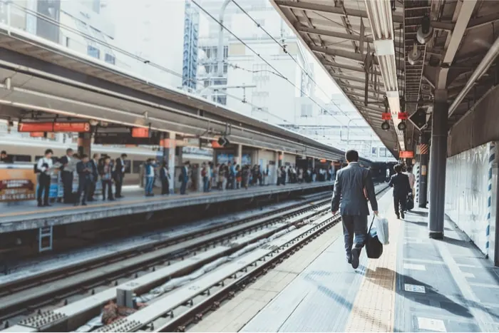 駅でお金を借りる方法を解説!電車賃を後払いにできるケースとは