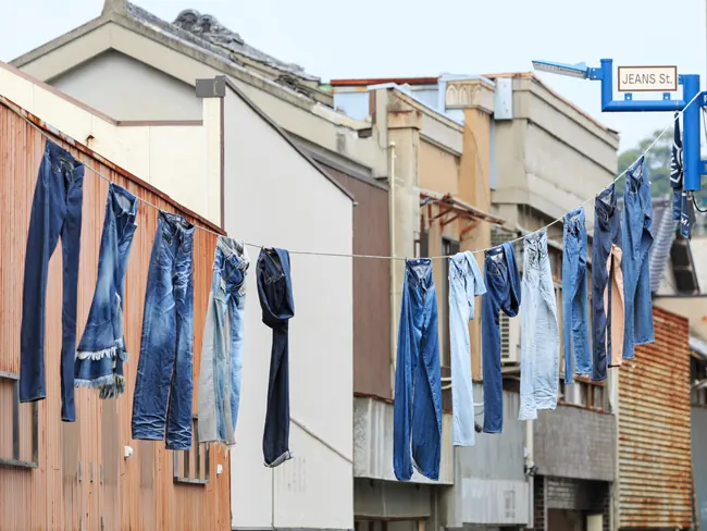 ビンテージデニムを干してる写真