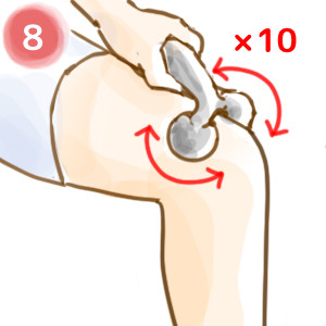 膝の周りのお肉を挟み込むようにローリング